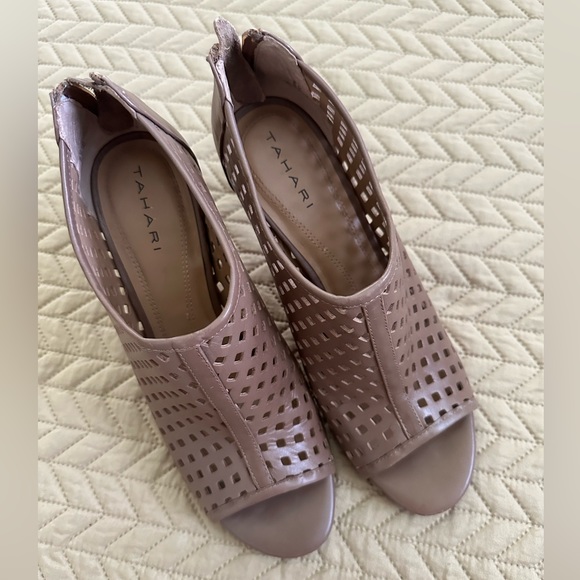 Tahari lattice work heel with stacked heel (3 3/4-4”), in tan, back zip, size 9 - Picture 2 of 10
